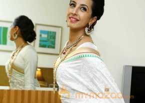 Sanjana Beautiful White Saree Pics photo 6