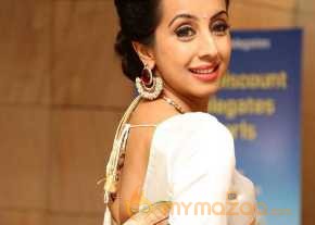Sanjana Beautiful White Saree Pics photo 7