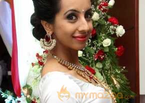 Sanjana Beautiful White Saree Pics photo 4