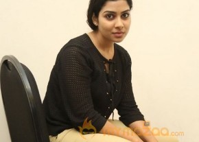 Satna Titus Bichagaadu Heroine Press Meet Photos photo 24