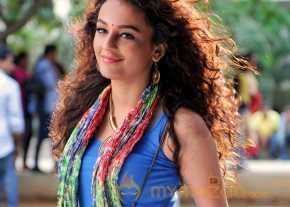 Seerat Kapoor photo 14