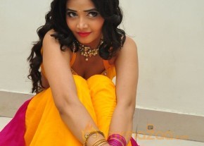 Shreya Vyas Sexy Hot Stills in Yellow Dress photo 30