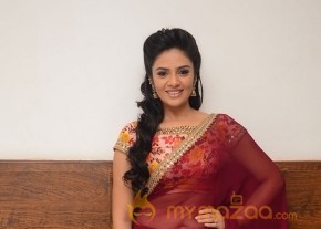 Srimukhi Hot Stills at Pelli Choopulu Audio  photo 15