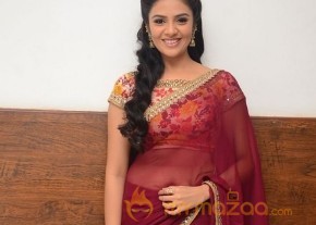 Srimukhi Hot Stills at Pelli Choopulu Audio  photo 25