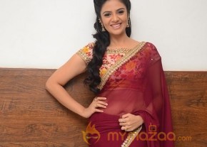 Srimukhi Hot Stills at Pelli Choopulu Audio  photo 31