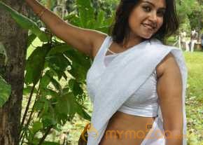 Varsha K Pandey Photoshoot On White Saree photo 6