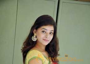 Yamini Bhaskar photo 9