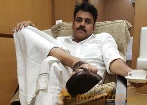 Pawan Kalyan's Katamarayudu Working Stills