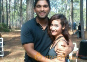 Allu Arjun Iddarammayilatho Working Stills photo 23