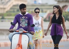 Athadu Aame o Scooter Movie Stills photo 14