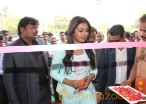 Catherina Tresa At BIG C Mobile Store Launch Photos photo 4