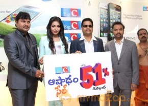 Catherina Tresa At BIG C Mobile Store Launch Photos photo 28