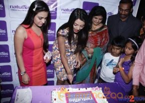 Celebs At Naturals Family Salon Launch  photo 7
