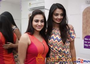 Celebs At Naturals Family Salon Launch  photo 5