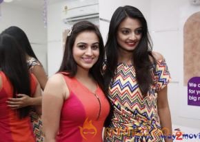 Celebs At Naturals Family Salon Launch  photo 8