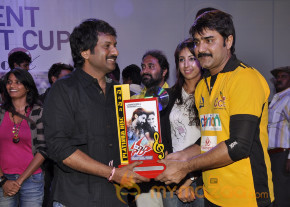 Dalam Movie Platinum Disk Event Pics photo 16