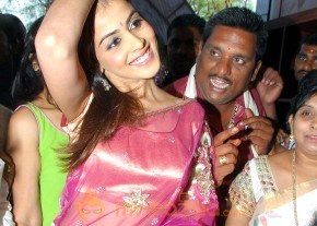 Genelia New Photo Stills In Saree photo 17