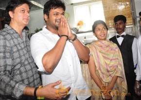 Manchu Mohan Babu Family @ Hotel Junior Kuppanna Release Stills photo 21