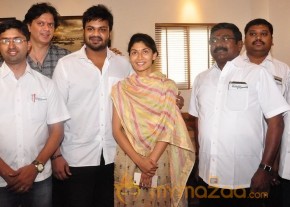 Manchu Mohan Babu Family @ Hotel Junior Kuppanna Release Stills photo 46