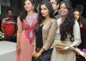Nagarjuna and Madhurima Launch Home Mart photo 104