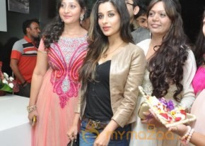 Nagarjuna and Madhurima Launch Home Mart photo 85
