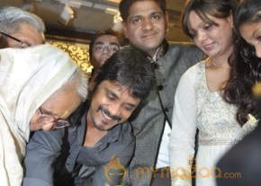 Nagarjuna and Madhurima Launch Home Mart photo 80