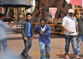 Ram Charan Yevadu Working Stills photo 11