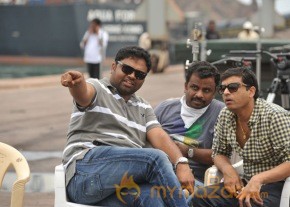 Ram Charan Yevadu Working Stills photo 14