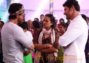 Shah Rukh Khan Meets Mahesh Babu At Brahmotsavam Sets photo 7