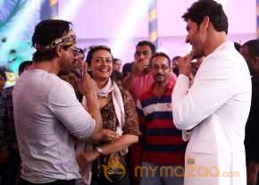 Shah Rukh Khan Meets Mahesh Babu At Brahmotsavam Sets photo 2