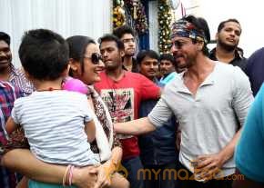Shah Rukh Khan Meets Mahesh Babu At Brahmotsavam Sets photo 6