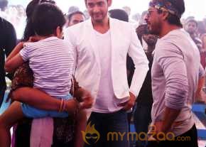 Shah Rukh Khan Meets Mahesh Babu At Brahmotsavam Sets photo 3