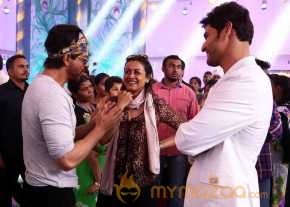 Shah Rukh Khan Meets Mahesh Babu At Brahmotsavam Sets photo 4