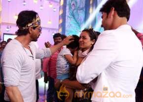 Shah Rukh Khan Meets Mahesh Babu At Brahmotsavam Sets