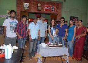Shruti Haasan Birthday Celebration At Yevadu Set   photo 6
