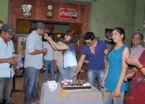 Shruti Haasan Birthday Celebration At Yevadu Set   photo 2
