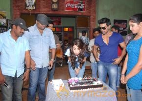 Shruti Haasan Birthday Celebration At Yevadu Set   photo 9