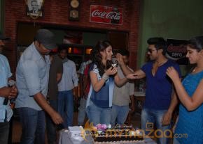 Shruti Haasan Birthday Celebration At Yevadu Set   photo 3