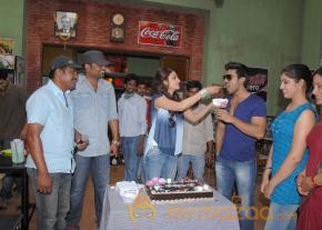 Shruti Haasan Birthday Celebration At Yevadu Set   photo 4