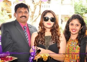 Surabhi at Naturals Franchise Salon Opening photo 8