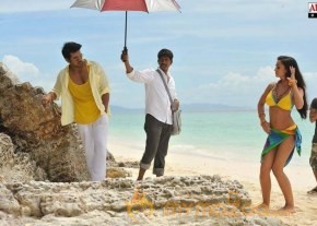 Yevadu Movie Working Stills