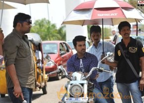 Yevadu Movie Working Stills photo 5