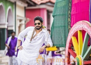 Aatadukundam Raa Movie Stills photo 2