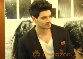 Aathiya Shetty AndSooraj Pancholi Latest Pics photo 2