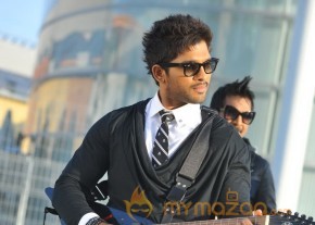Allu Arjun Iddarammayilatho Movie Stills 