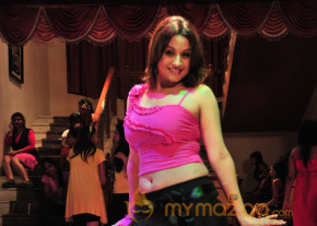 Amma Nanna Oorelithe Movie Item Song Stills  photo 3