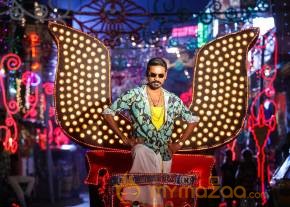 Dhanush-Kajal Aggarwal Maari movie stills photo 6
