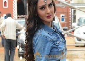 Farah Karimi Thikka Item Girl Hot Photos photo 36