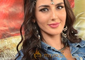 Farah Karimi Thikka Item Girl Hot Photos photo 22