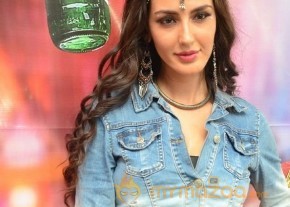 Farah Karimi Thikka Item Girl Hot Photos photo 25